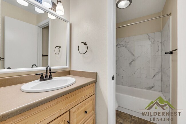 Building Photo - Yacht Club Condo - LAKE VIEWS-Great 3 Bedroom/2 Bath Unit w/Lake Access