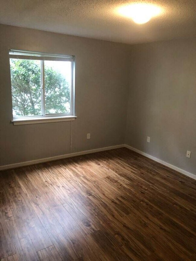Building Photo - 2 bed condo for rent in the city near William and Mary College