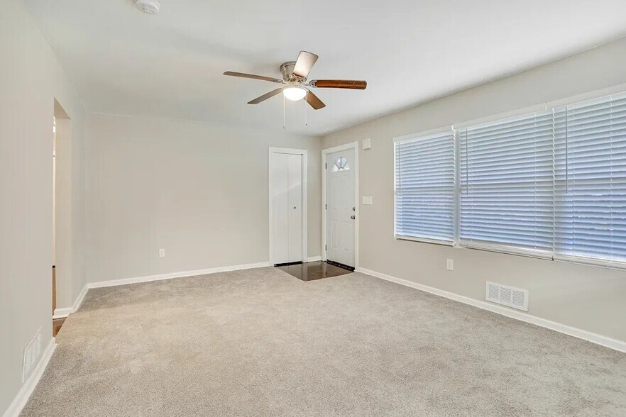 Building Photo - 2285 Headland Dr