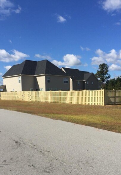 Building Photo - 100 Pine Lakes Drive