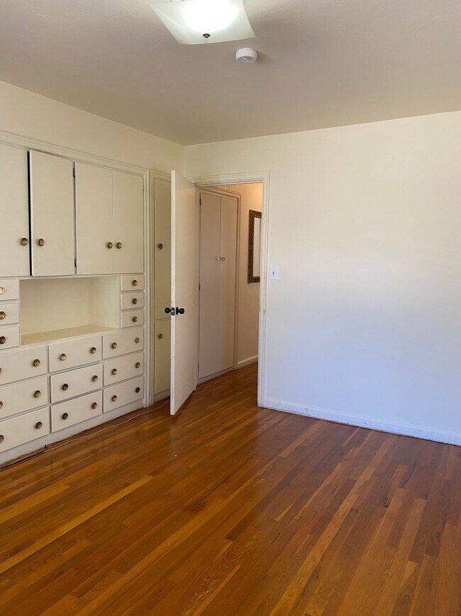 Building Photo - Classic university home with three bedroom...