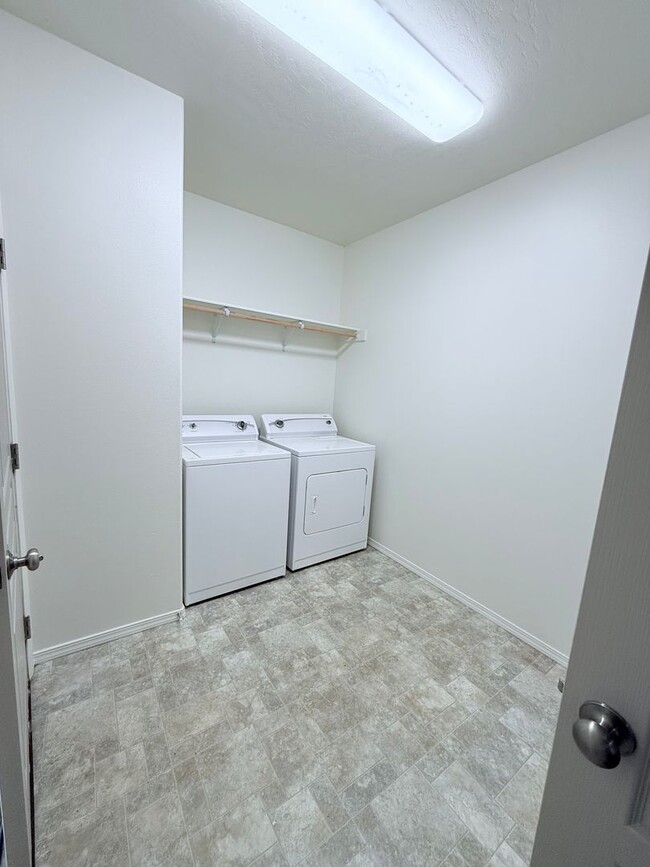 Building Photo - 4 BED 1 BATH - 1ST MONTH FREE!