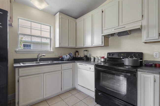 Building Photo - 1583 Applewood Way