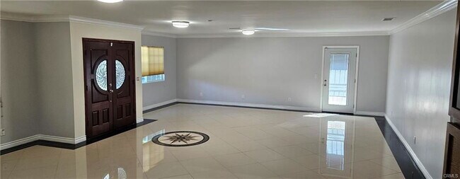 Building Photo - 402 E Cypress Ave