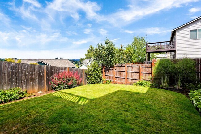 Building Photo - Spacious 4 bed, 3 bath home with sprawling...