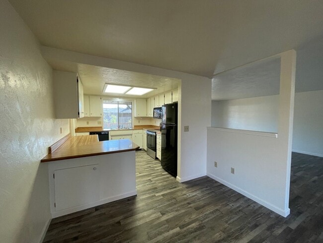 Building Photo - 3 bedroom, 2 bathroom, in East Medford