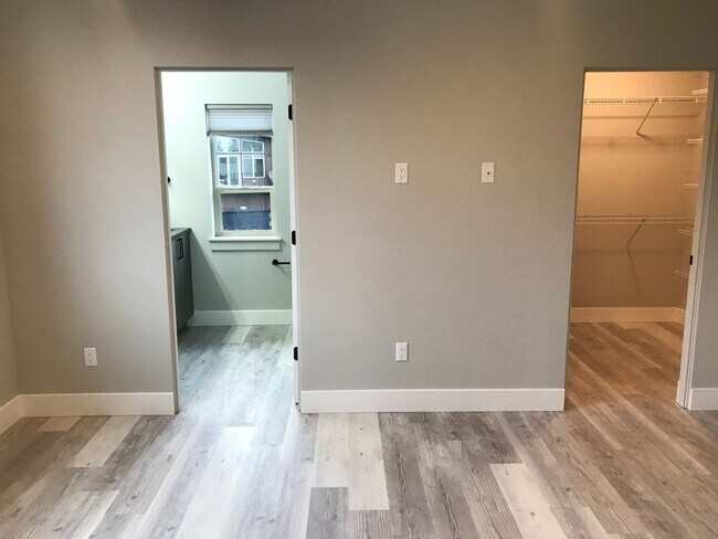 Building Photo - Pet Friendly Three Bedroom in Central Loca...