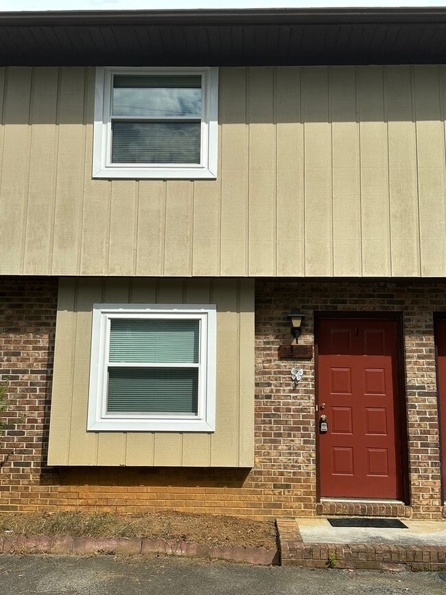 Building Photo - 2 Bedroom / 1.5 Bath Townhouse, 1000 SQ. F...