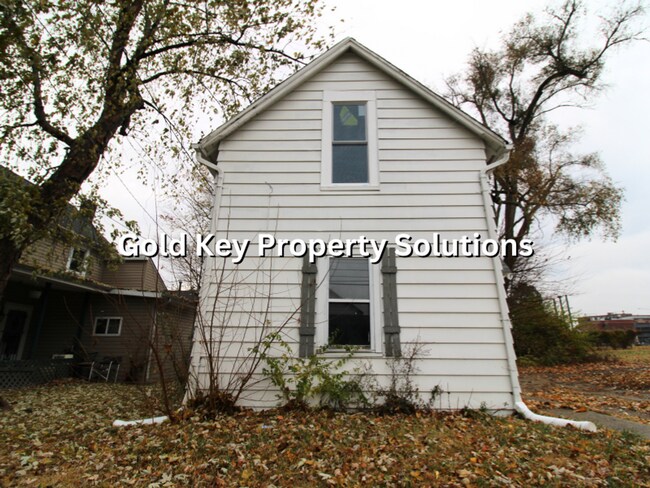 Building Photo - All Electric 2 BR 1 BA House with Main-Level Laundry Hookups (NO SECTION 8)