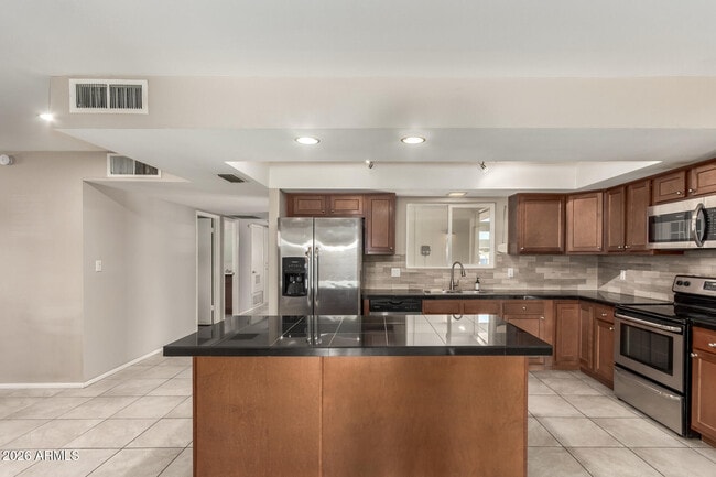 Building Photo - 105 E Manhatton Dr