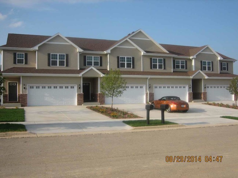 Primary Photo - Lakeside Townhomes