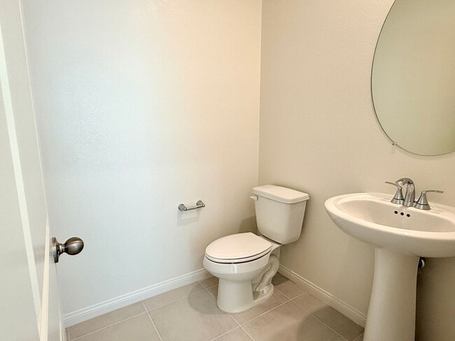 Building Photo - Modern 3BR Home - Prime Location