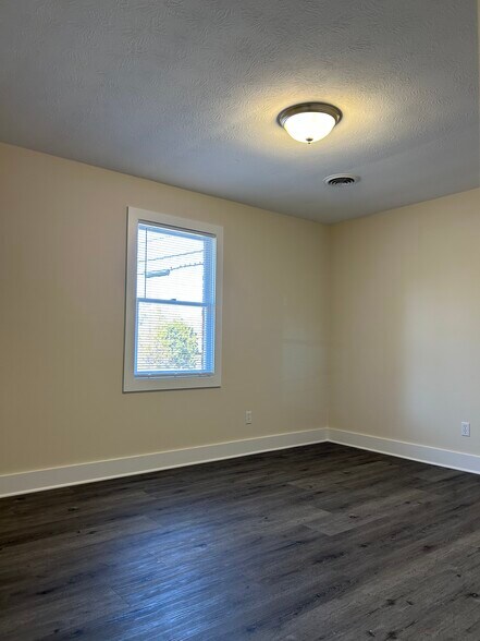 Building Photo - 100 Holmes Dr