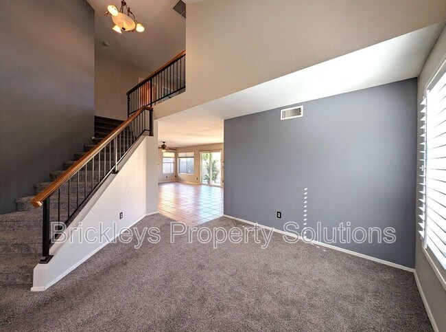 Building Photo - 2340 W Myrtle Dr