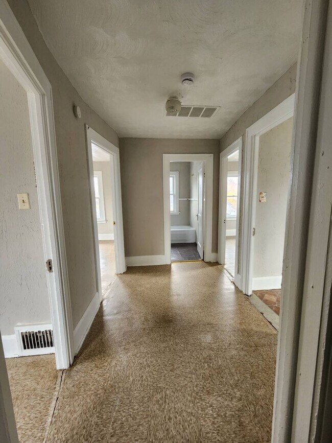 Building Photo - Charming 4-Bedroom Property in Prime Location (SECTION 8 VOUCHERS ACCEPTED)