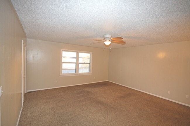 Building Photo - 1106 S Strong Blvd