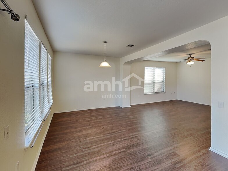 Building Photo - 6202 Roseborough Dr