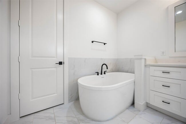 Building Photo - 2215 Mansfield St