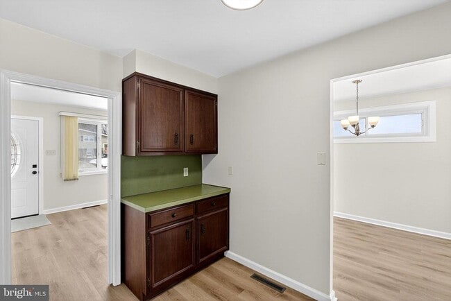 Building Photo - 154 Valleybrook Rd E