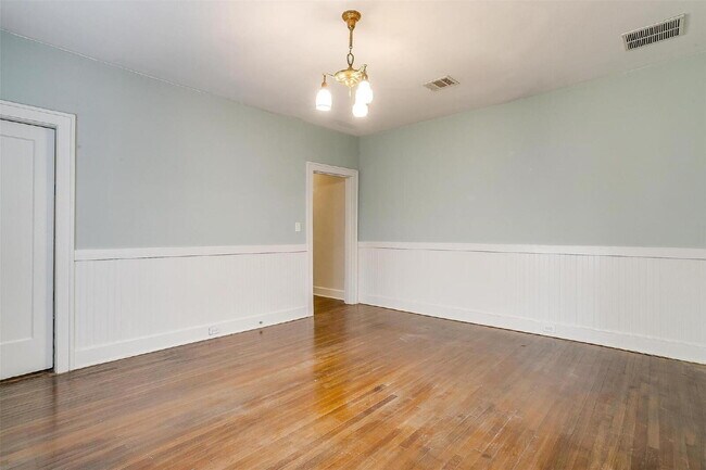 Building Photo - 2 bedroom Duplex in Ryan Place on Large Corner Lot