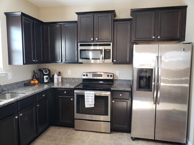 Building Photo - 211 Rainmaker St