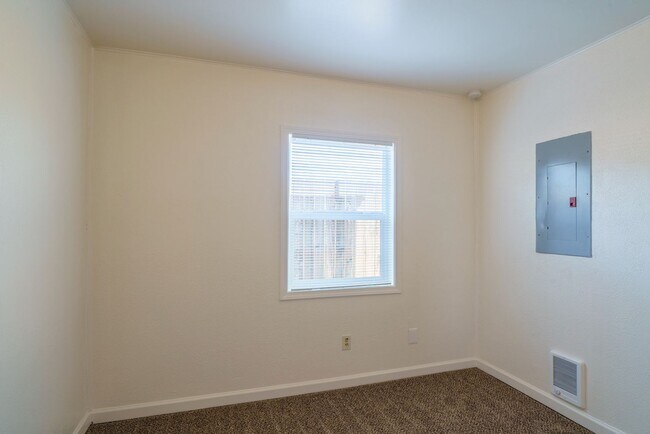 Building Photo - 1025 W Columbia Ave