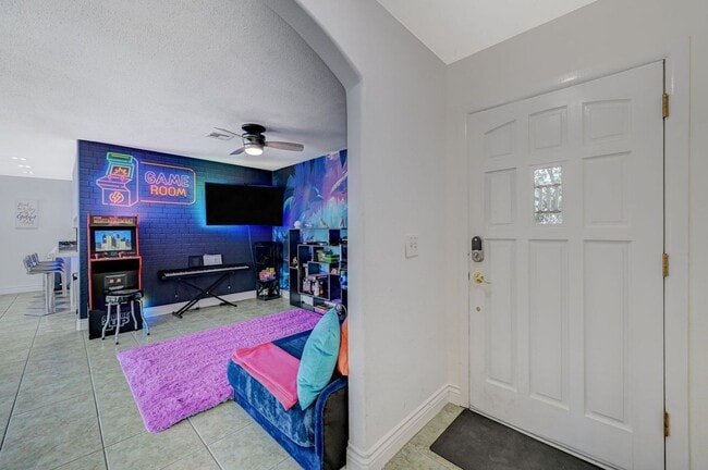 Building Photo - Beautiful single-story custom home featuri...