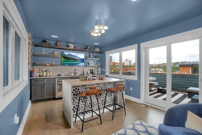 Building Photo - Stunning 3 Bed, 3 Bathroom Rental in the S...