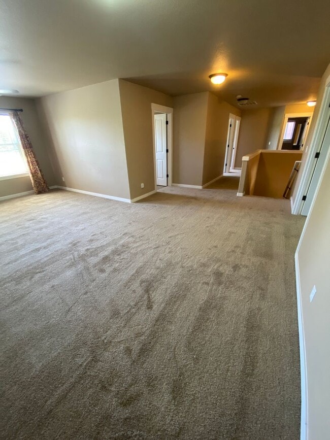Building Photo - NE House Pet Friendly, 4 Bdrm, 2.5 Bath, Bonus Room, Office, Gas Heat/fireplace, A/C