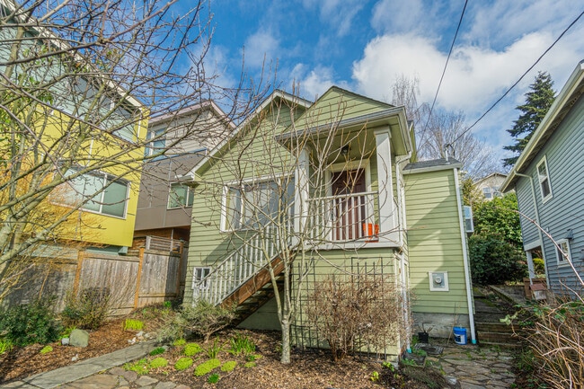 Building Photo - 950 Hiawatha Pl S