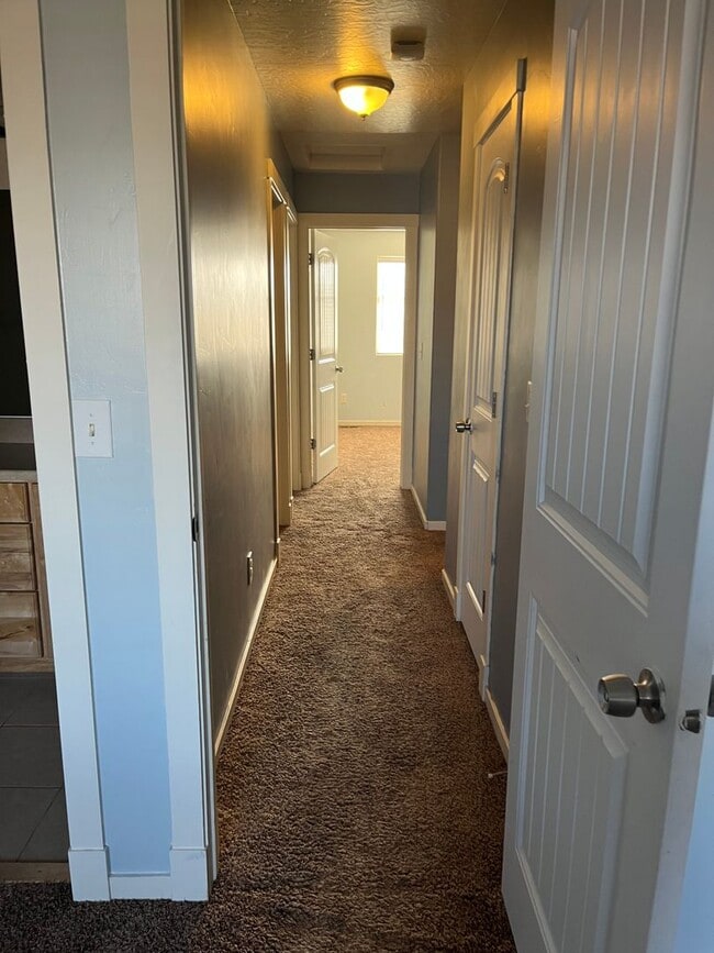 Building Photo - 3 Bedroom 2 1/2 Bath