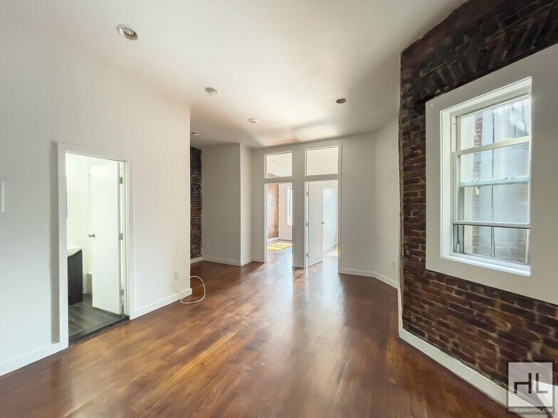 Building Photo - Spacious Crown Heights 2-Bed 1-Bath / Expo...