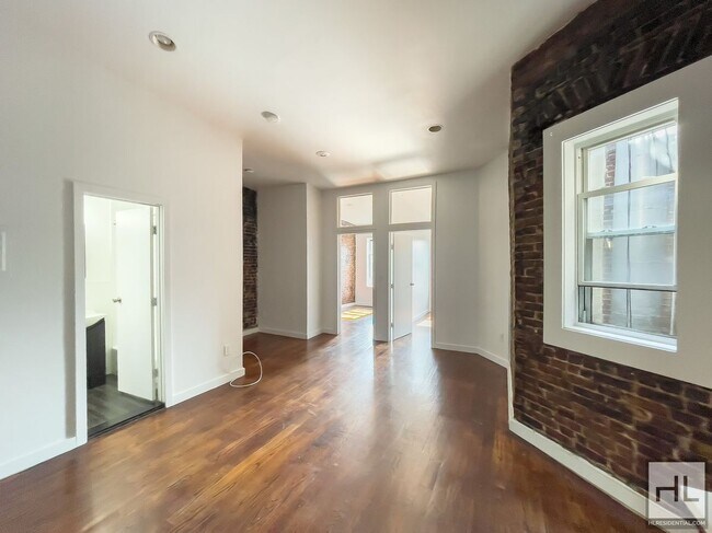 Building Photo - Spacious Crown Heights 2-Bed 1-Bath / Expo...