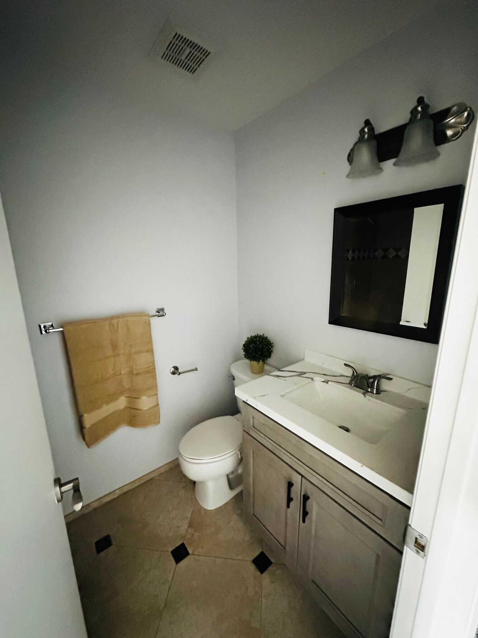 Building Photo - 4901 E Kelton Ln