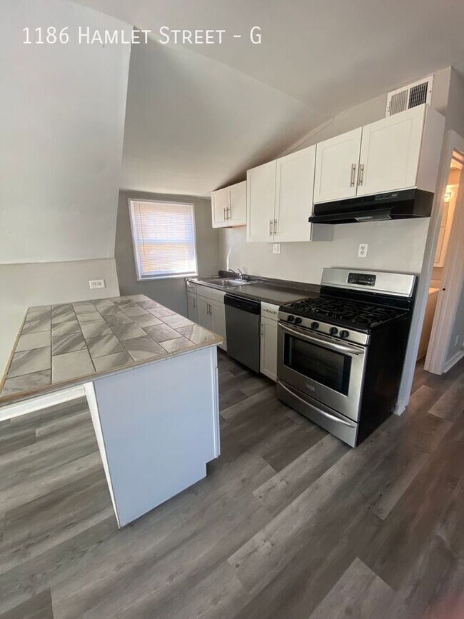 Building Photo - 1186 Hamlet St