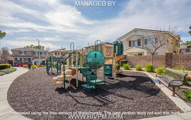 Building Photo - 5 Bedroom 3 Bath Home Nestled in Gated HOA