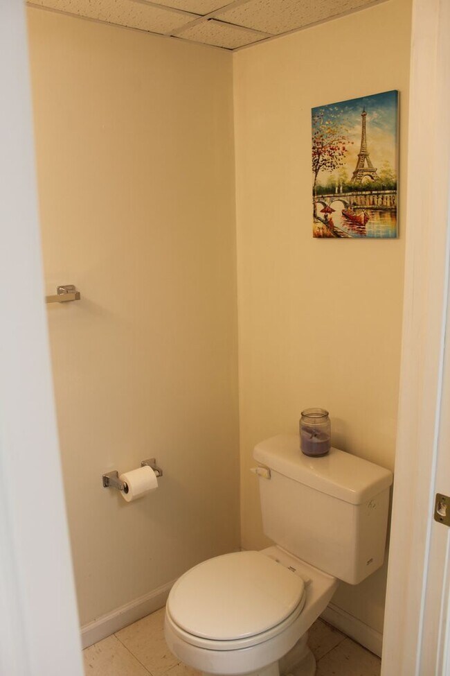 Building Photo - Ring in 2026 with THIS Great Rental!