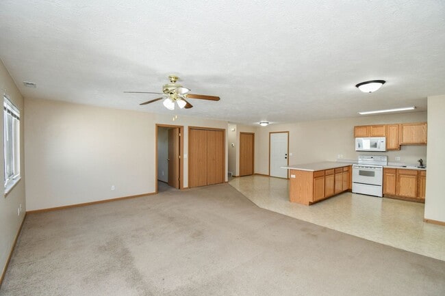 Building Photo - 1420 E Redwood Blvd