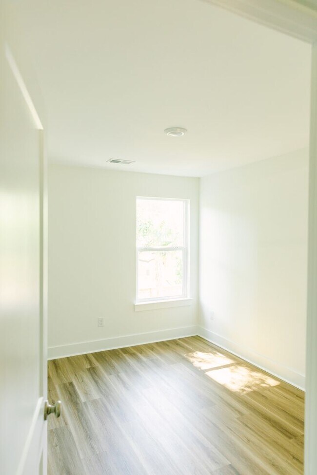 Building Photo - 3BD/2.5BA TOWNHOUSE-Walking Distance to Avondale, Greenway and Short Drive to Downtown Charleston...