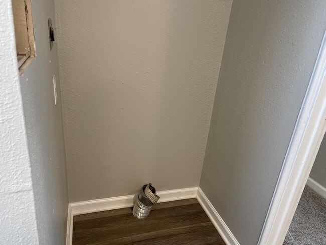 Building Photo - 600 Sara St