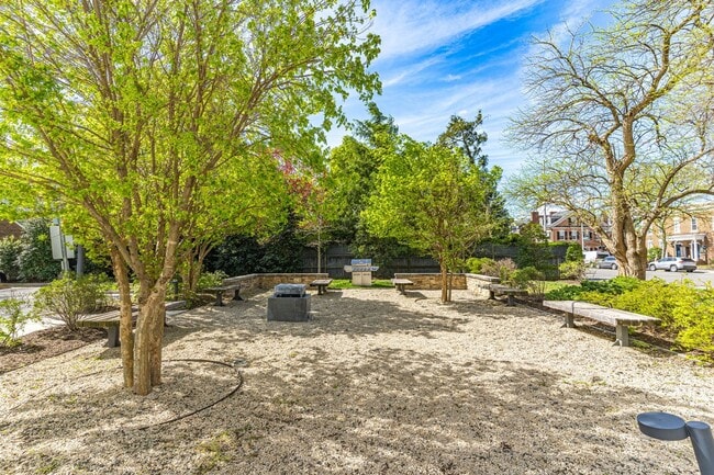 Building Photo - Stunning Partly Furnished Studio in Old Town Alexandria