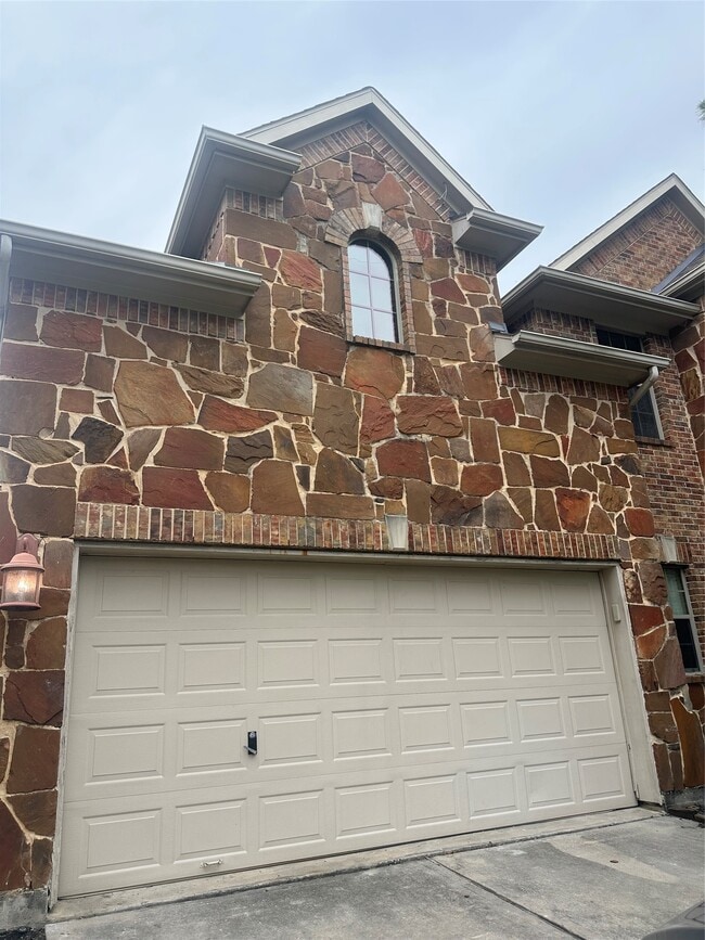 Building Photo - 13915 Sawmill Run Ln