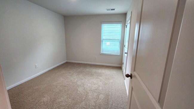 Building Photo - 560 Country Oak Dr
