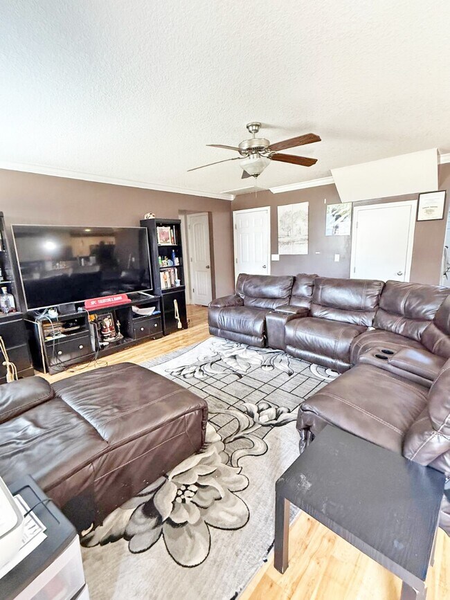 Building Photo - 721 Highgrove Ct