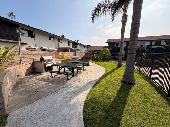 Building Photo - Remodeled 1 Bedroom, 1 Bathroom Stanton Condo For Rent w/ Parking!