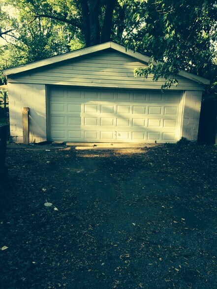 Garage - 2609 Pioneer Rd