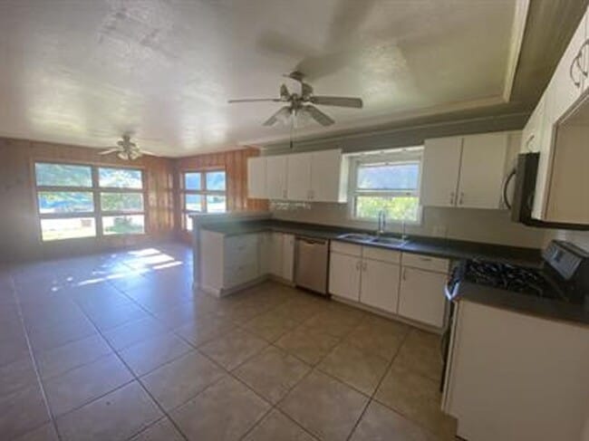 Building Photo - Large 5 bedroom 2 bath home in Derby