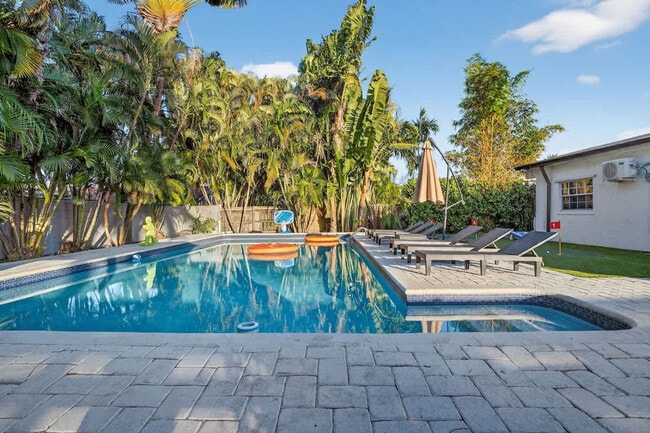 Building Photo - 2423 NE 202nd St