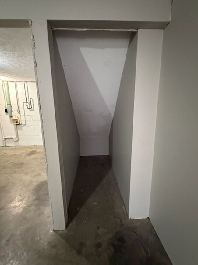 Building Photo - 211 Aqueduct Dr