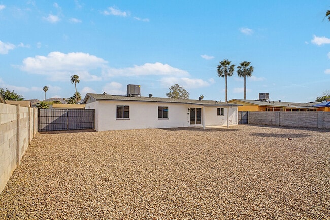 Building Photo - 3430 E Poinsettia Dr